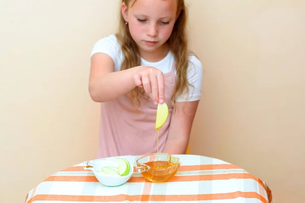 Close Portrait Funny Lovely Caucasian Little Girl Eat Apple Honey — Stock Photo, Image