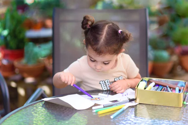 Pequena Pintura Menina Mesa Jardim Verão Criança Pequena Adorável Bonito — Fotografia de Stock