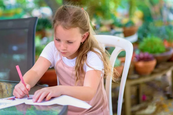 Petite Fille Peignant Table Dans Beau Jardin Été Coloré Fleurs — Photo