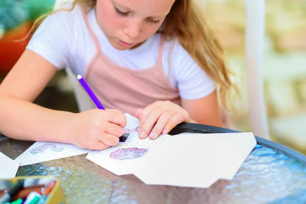 Маленька Дівчинка Малює Столом Літньому Саду Симпатичний Малюнок Дитини Відкритому — стокове фото