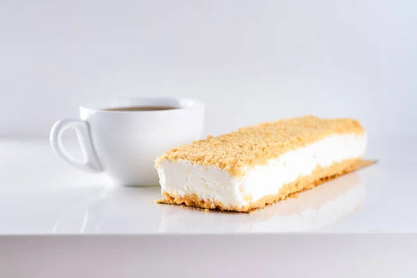 Cheesecake Crumb Šálek Kávy Bílém Pozadí Největší Snídaně Bílý Zmrzlinový — Stock fotografie
