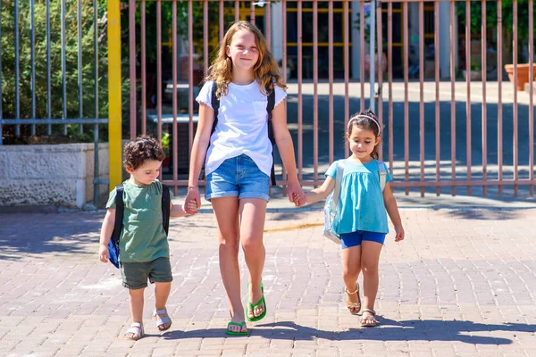 Glückliche Schulkinder Gehen Bei Sonnigem Tag Nach Hause — Stockfoto