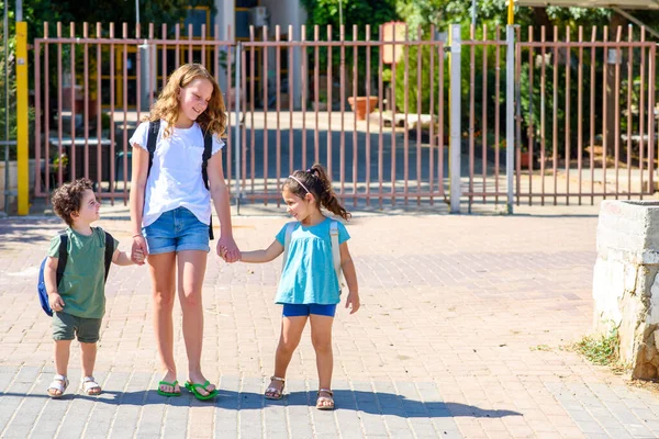 Glückliche Schulkinder Gehen Bei Sonnigem Tag Nach Hause — Stockfoto