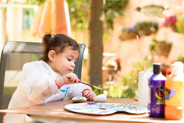 Linda Niña Divirtiéndose Colorear Con Pincel Escribir Pintar Niño Preescolar — Foto de Stock