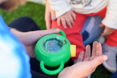 Baba, tırtılı kızına gösterirmiş. Sakallı baba dışarıda tırtıl tutuyor..