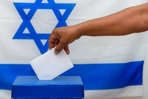 Homem israelense colocando uma cédula em uma urna no dia da eleição . — Fotografia de Stock