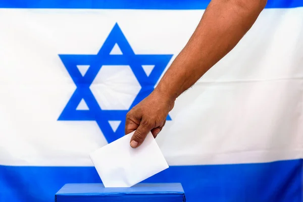 Israeli man putting a ballot in a ballot box on election day. — Stock Photo, Image