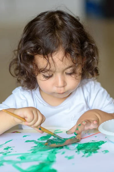 Adorável criança pintura queda folhas à mesa . — Fotografia de Stock