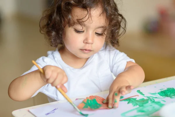 Verano, no ir Adorable niño pintura hojas de otoño en la mesa. —  Fotos de Stock