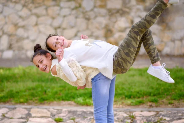 Dos Chicas Jóvenes Jugando Juego Juntas Sunny Day Mejores Amigos — Foto de Stock