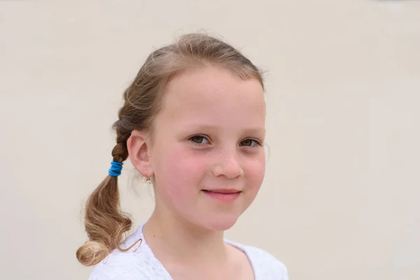 美しい健康的なそばかす肌と長いブロンド編組髪の肖像画と素敵なかわいい女の子10代 ヘアスタイルピグテール — ストック写真