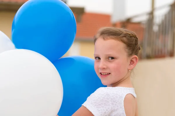 Kleines Mädchen Das Draußen Mit Luftballons Spielt Glückliches Kind Trägt — Stockfoto