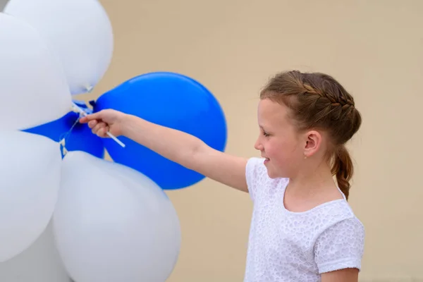 Close Cute Caucasian Girl Standing Smiling Playing Blue White Balloons — Stock Photo, Image