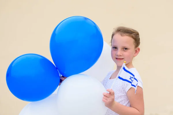 귀여운 코카서스 파란색과 풍선이 이스라엘 기념일 이스라엘 Yom Haatzmaut 컨셉트 — 스톡 사진