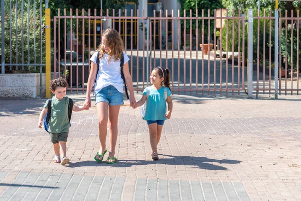 Glückliche Schulkinder Die Bei Schönem Wetter Nach Der Schule Freien — Stockfoto