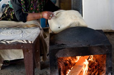 Mason ekmeği ya da Lafah için hamur yoğuran yaşlı Arap kadın ellerine yakın bir Orta Doğu yassı ekmeğidir..