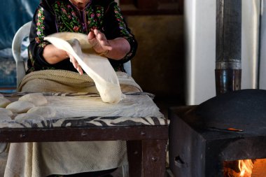 Mason ekmeği ya da Lafah için hamur yoğuran yaşlı Arap kadın ellerine yakın bir Orta Doğu yassı ekmeğidir..
