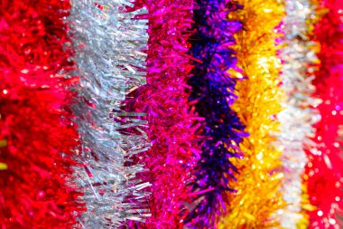 Renkli Sukkot veya Sukkos veya Noel süsleri. Şenlik arka planı. Yeni yılın tüylü altınları, mor, gümüş, sarı, pembe süsler. Parlak süs konsepti.
