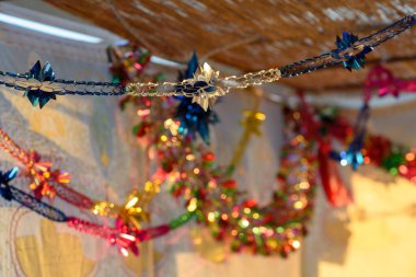 Renkli Sukkah dekorasyonu Gün batımında parlak çelenkler.