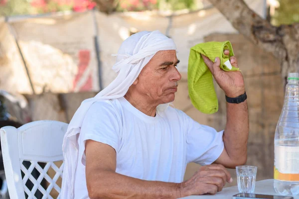 Bedoeïenen Senior Probeert Slaan Vliegen Met Handdoek Oude Arabische Man — Stockfoto