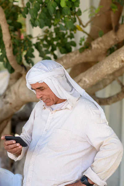Oude Arabische Man Traditionele Kleding Outdoor Portret Slachende Moslim Senior — Stockfoto