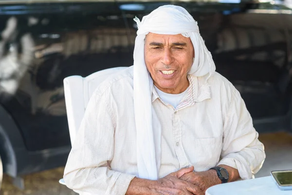 Oude Arabische Man Traditionele Kleren Outdoor Portret Slachende Moslim Senior — Stockfoto