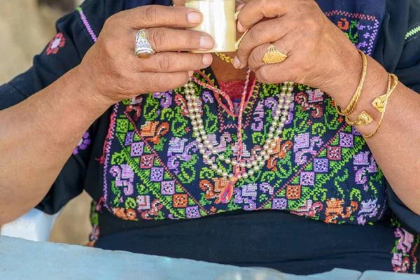 Close Van Oude Arabische Vrouw Handen Met Traditionele Arabische Jurk — Stockfoto