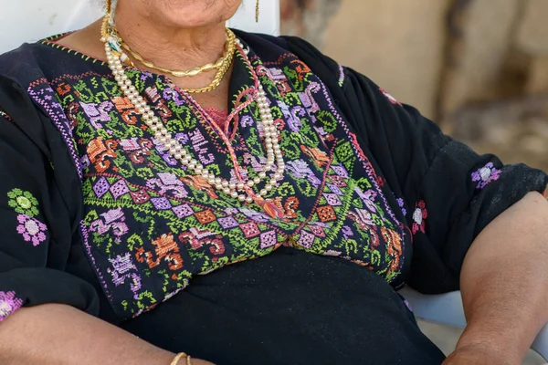 Close Van Oude Arabische Vrouw Met Traditionele Arabische Jurk Sieraden — Stockfoto
