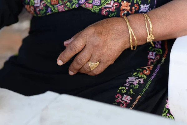 Close Van Oude Arabische Vrouw Handen Met Sieraden — Stockfoto