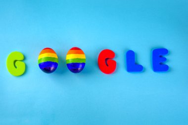 Tel Aviv, İsrail - 21 Temmuz 2018: Google - kelime renkli harfler ve iki gökkuşağı renkli yumurta sembolü lgbt topluluğundan oluşur. Google dünyadaki en büyük internet arama şirketidir..
