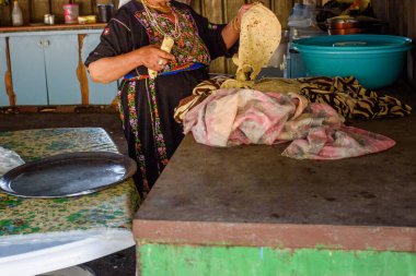 Mason ekmeği ya da Lafah için hamur yoğuran yaşlı Arap kadın ellerine yakın bir Orta Doğu yassı ekmeğidir..