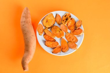 Tabaktaki ızgarada yakın plan tatlı patatesler. Yukarıdan ateş edildi.