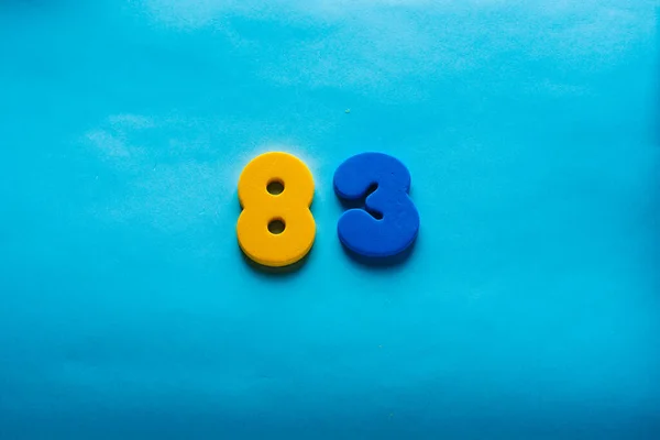 Número sobre un fondo azul brillante. — Foto de Stock