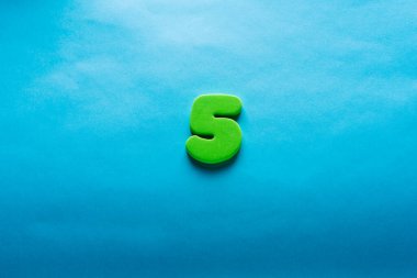 Parlak mavi arkaplanda numara.