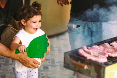 Baba, Büyükbaba ve Kız Barbekü.