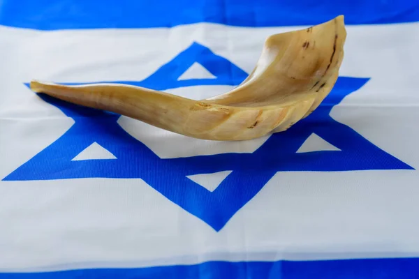 Corne de Shofar sur le drapeau Israël. — Photo