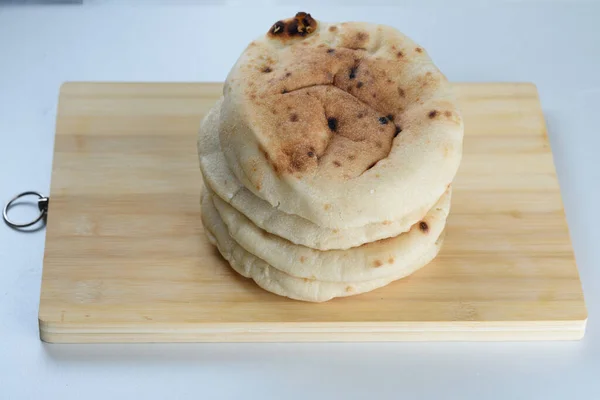 Close-up van Pita brood op houten plank. — Stockfoto