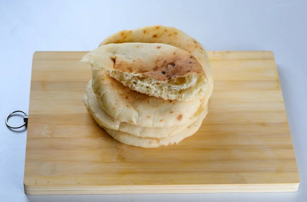 Close up de Pita pão na tábua de madeira. — Fotografia de Stock