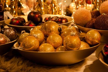 Noel süsleme balosu, kırmızı ve altın renkli Noel topları kasede. Noel ve Yeni Yıl için dekorasyon Tatil partisi. Şenlik, ışıklandırma arka plan.