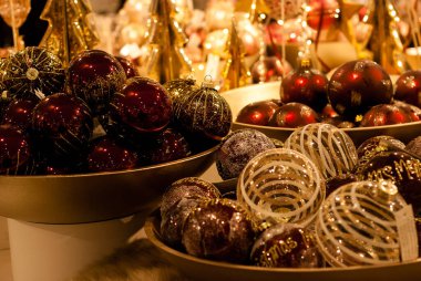 Noel süsleme balosu, kırmızı ve altın renkli Noel topları kasede. Noel ve Yeni Yıl için dekorasyon Tatil partisi. Şenlik, ışıklandırma arka plan.