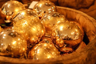 Noel süsleme balosu: Tahta kasede Noel toplarının altın rengi. Noel ve Yeni Yıl Tatil Partisi Dekorasyonu.