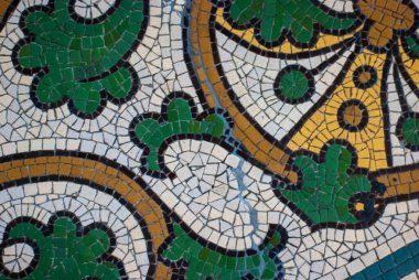 Eskimiş doku. Çöken soyut seramik mozaik süslemeli güzel eski binanın ayrıntıları. Mozaik dekoratif arka plan. Soyut desen, renkli seramik taşlar..