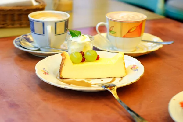 Vacker Cheesecake Med Bär Och Grädde Dekorerad Med Mynta Blad — Stockfoto