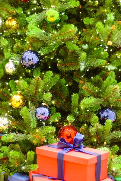 Mooie Versierde Kerstboom Met Rode Blauwe Kadootjes — Stockfoto