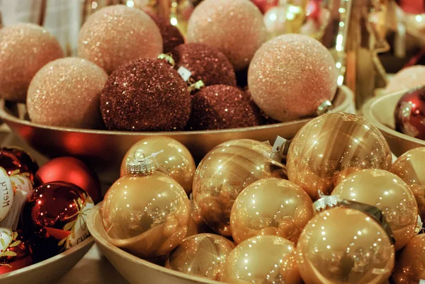 Kerstbal Rood Goud Kleur Van Kerstballen Kom Decoratie Voor Kerstmis — Stockfoto