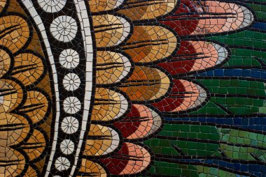 Eskimiş doku. Çöken soyut seramik mozaik süslemeli güzel eski binanın ayrıntıları. Mozaik dekoratif arka plan. Soyut desen, renkli seramik taşlar..