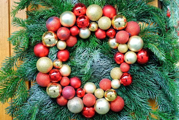 Vrolijk Kerstfeest Gelukkig Nieuwjaar Kerstkrans Met Decoratie Een Houten Achtergrond — Stockfoto