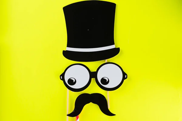 黄色背景的滑稽面具眼镜 帽子和胡子的头像 万圣节 父亲节 Purim 愚人节的概念 — 图库照片