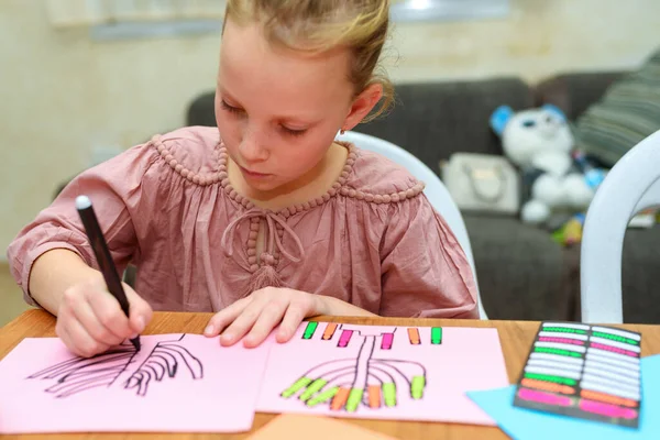 Kid Draw and Play With Stickers (em inglês). Brincar com adesivos pode ajudar a criança em importantes áreas de desenvolvimento. — Fotografia de Stock