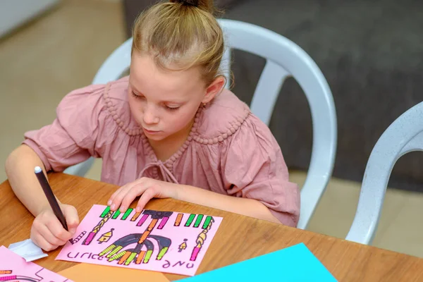 Kid Draw and Play met Stickers. Spelen met stickers kan helpen kind op belangrijke ontwikkelingsgebieden. — Stockfoto